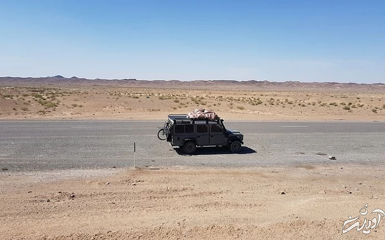 خوردوی آفرود در جاده ای بیابانی